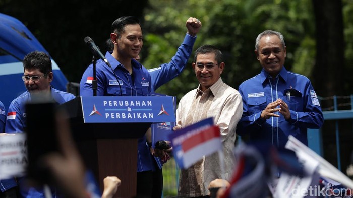 AHY Siap Lawan Moeldoko, Pertahankan Partai Demokrat AHY memberikan keterangan pers terkait langkah Kepala KSP Moeldoko mengajukan PK untuk merebut Partai Demokrat. AHY mengaku siap menghadapi Moeldoko.