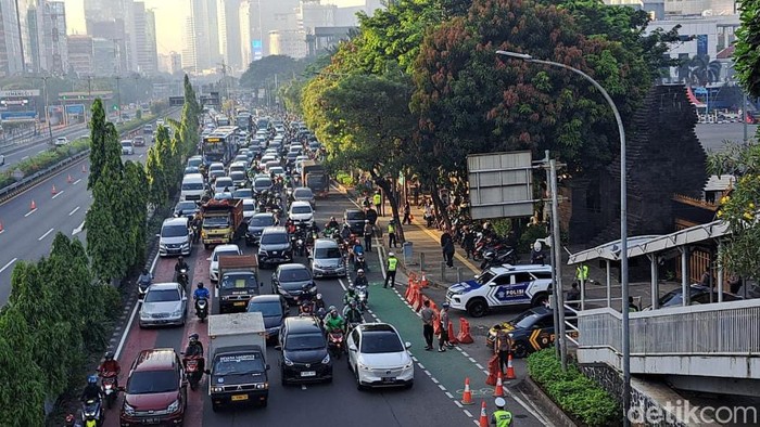 Akses Polda Metro Ditutup, Warga Parkir di Trotoar Jalan Sudirman
