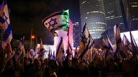 Orang-orang mengambil bagian dalam demonstrasi menentang Perdana Menteri Israel Benjamin Netanyahu dan rencana pemerintah koalisi nasionalisnya untuk perombakan peradilan, di Tel Aviv, Israel.  