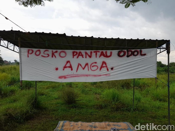 Aliansi Masyarakat Gugat Aqua (AMGA) mendirikan posko di jalan raya Delanggu-Cokro, Delanggu, Klaten, untuk memantau truk muatan air mineral yang over dimensi dan over loading (ODOL), Sabtu (1/4/2023).