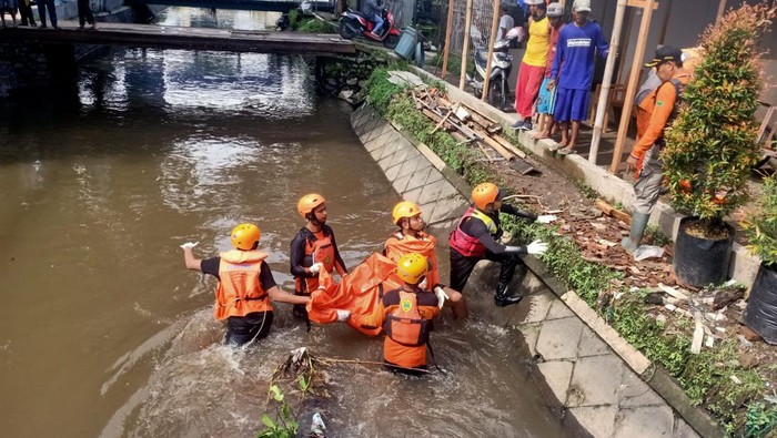 Anak polisi di Jombang ditemukan tewas usai terpeleset saat main di DAM Dayu