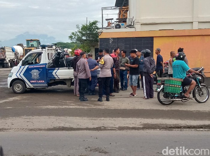 Anggota Sat Lantas Polres Klaten melakukan olah TKP di lokasi kecelakaan di jalan Jogja-Solo, Jambu Kulon, Ceper, Klaten, Senin (3/4/2023) pagi.