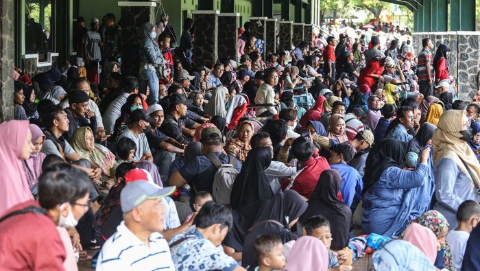 Warga antre untuk pengobatan tradisional di Markas Kostrad Cilodong, Depok, Jawa Barat, Senin (3/4/2023). Antrean tersebut untuk mendapatkan giliran pengobatan tradisional Ida Dayak yang diselenggarakan pada 3-4 April 2023. ANTARA FOTO/Asprilla Dwi Adha/rwa.