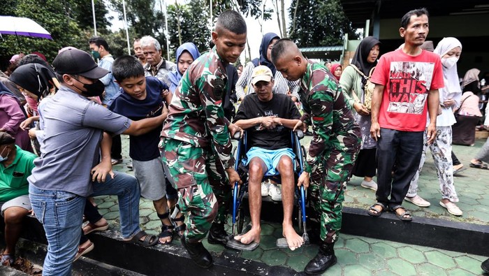 Warga antre untuk pengobatan tradisional di Markas Kostrad Cilodong, Depok, Jawa Barat, Senin (3/4/2023). Antrean tersebut untuk mendapatkan giliran pengobatan tradisional Ida Dayak yang diselenggarakan pada 3-4 April 2023. ANTARA FOTO/Asprilla Dwi Adha/rwa.