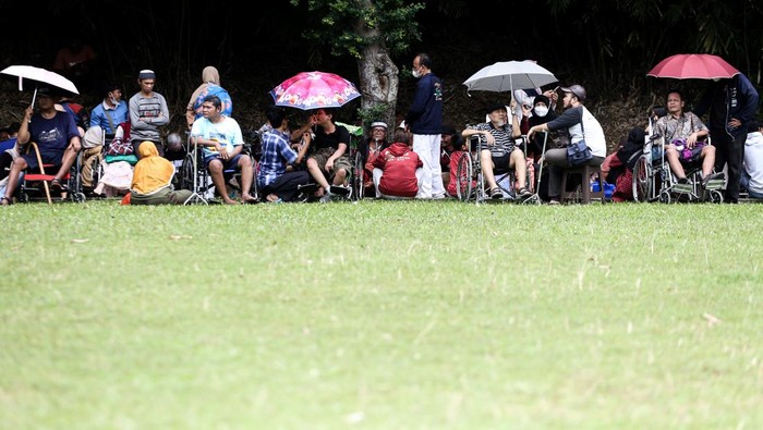 Warga antre untuk pengobatan tradisional di Markas Kostrad Cilodong, Depok, Jawa Barat, Senin (3/4/2023). Antrean tersebut untuk mendapatkan giliran pengobatan tradisional Ida Dayak yang diselenggarakan pada 3-4 April 2023. ANTARA FOTO/Asprilla Dwi Adha/rwa.