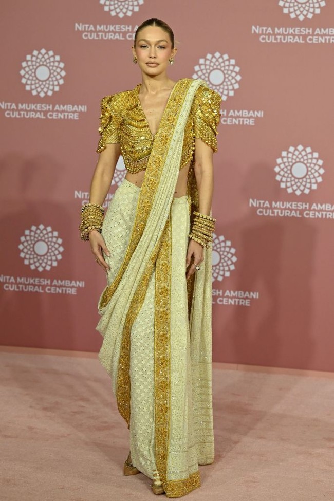 Bintang Hollywood pun tak absen. Ada Gigi Hadid hingga Zendaya yang kompak dalam balutan busana tradisional India dengan twist modern. (Foto: Getty Images)