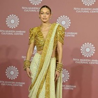 Bintang Hollywood pun tak absen. Ada Gigi Hadid hingga Zendaya yang kompak dalam balutan busana tradisional India dengan twist modern. (Foto: Getty Images)