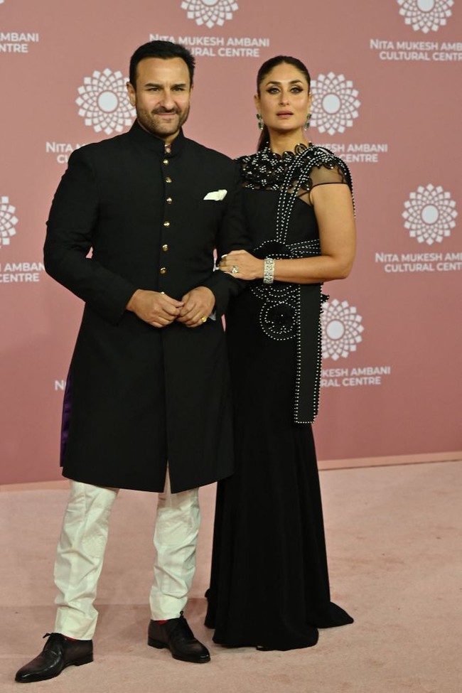 Kareena Kapoor tampil serasi bersama Saif Ali Khan dengan busana hitam-hitam. Kareena memilih gaya elegan dengan gaun hitam berhias bordir putih. Foto: Getty Images