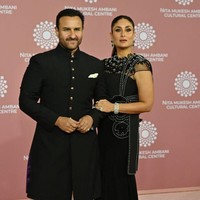 Kareena Kapoor tampil serasi bersama Saif Ali Khan dengan busana hitam-hitam. Kareena memilih gaya elegan dengan gaun hitam berhias bordir putih. Foto: Getty Images