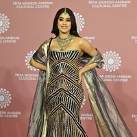 Anak mendiang aktris legendaris Sridevi, Janhvi Kapoor, tak ketinggalan bergaya glamor dengan gaun mermaid beraksen sulur hitam-silver. Foto: Getty Images