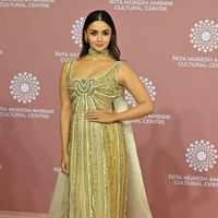 Aktris Alia Bhatt menampilkan gaya Bollywood Glamour dalam balutan gaun emas berhias payet dan aksen cape untuk kesan dramatis. Foto: Getty Images