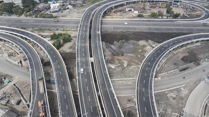 Foto udara sejumlah kendaraan melintasi Jalan Tol Cibitung-Cilincing (JTCC)  seksi 4 ruas Tarumajaya-Cilincing  di Jakarta, Senin (3/4/2023). Jalan Tol Cibitung-Cilincing (JTCC) Seksi 4 (Segmen Tarumajaya-Cilincing) sepanjang 7,29 kilometer dibuka secara fungsional tanpa tarif untuk memperlancar akses logistik angkutan barang dari pelabuhan Tanjung Priok menuju kawasan industri dan arus mudik Lebaran.