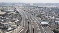 Foto udara sejumlah kendaraan melintasi Jalan Tol Cibitung-Cilincing (JTCC) seksi 4 ruas Tarumajaya-Cilincing di Jakarta, Senin (03/04/2023).