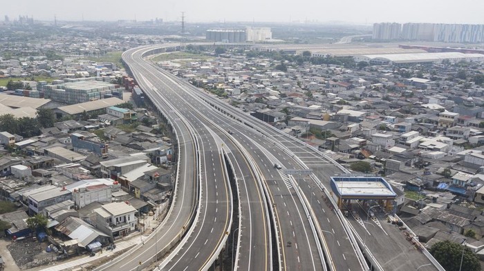 Foto udara sejumlah kendaraan melintasi Jalan Tol Cibitung-Cilincing (JTCC)  seksi 4 ruas Tarumajaya-Cilincing  di Jakarta, Senin (3/4/2023). Jalan Tol Cibitung-Cilincing (JTCC) Seksi 4 (Segmen Tarumajaya-Cilincing) sepanjang 7,29 kilometer dibuka secara fungsional tanpa tarif untuk memperlancar akses logistik angkutan barang dari pelabuhan Tanjung Priok menuju kawasan industri dan arus mudik Lebaran.