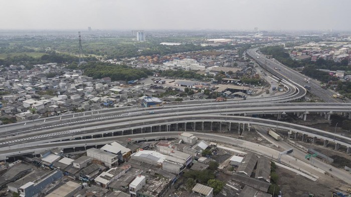 Foto udara sejumlah kendaraan melintasi Jalan Tol Cibitung-Cilincing (JTCC)  seksi 4 ruas Tarumajaya-Cilincing  di Jakarta, Senin (3/4/2023). Jalan Tol Cibitung-Cilincing (JTCC) Seksi 4 (Segmen Tarumajaya-Cilincing) sepanjang 7,29 kilometer dibuka secara fungsional tanpa tarif untuk memperlancar akses logistik angkutan barang dari pelabuhan Tanjung Priok menuju kawasan industri dan arus mudik Lebaran.