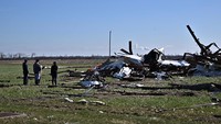 Sejumlah warga melihat pesawat-pesawat yang hancur setelah diterbangkan tornado.
