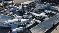 Puluhan pesawat ringan hancur setelah diterjang tornado di Illinois, AS, 2 April 2023.