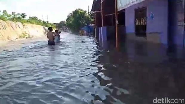 Banjir akibat luapan sungai Cisanggarung merendam 3 desa di Losari brebes