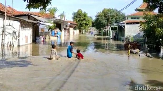 Banjir akibat luapan sungai Cisanggarung merendam 3 desa di Losari brebes