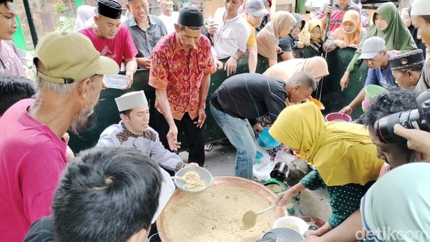 Bubur suro yang ramai diburu masyarakat di kompleks makam Sunan Bonang