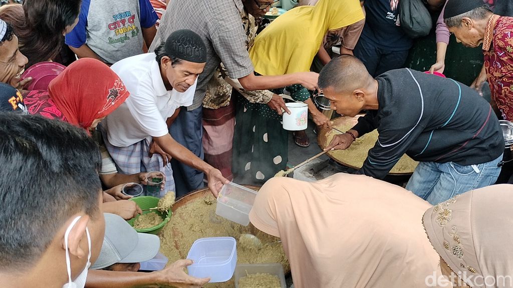 Bubur suro yang ramai diburu masyarakat di kompleks makam Sunan Bonang