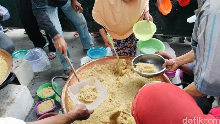 Bubur suro yang ramai diburu masyarakat di kompleks makam Sunan Bonang