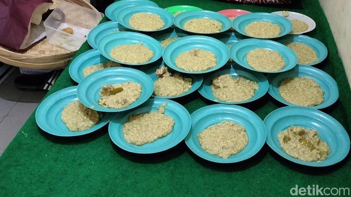 Bubur suro yang ramai diburu masyarakat di kompleks makam Sunan Bonang