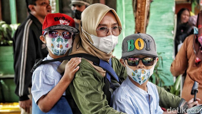 Selama bulan Ramadan, para siswa Sekolah Luar Biasa Negeri 9 (SLBN) Jakarta diberikan materi bertemakan Ramadan. Mereka belajar salat, dll.