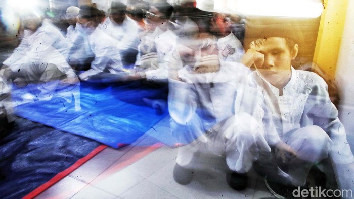 Selama bulan Ramadan, para siswa Sekolah Luar Biasa Negeri 9 (SLBN) Jakarta diberikan materi bertemakan Ramadan. Mereka belajar salat, dll.