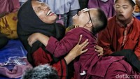 Seorang anak bermian dengan gurunya. Peran seorang guru sangatlah penting saat membimbing anak-anak ini untuk belajar beribadah.