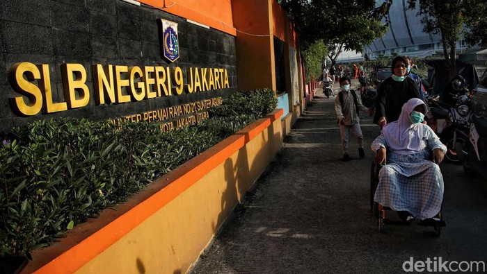 Selama bulan Ramadan, para siswa Sekolah Luar Biasa Negeri 9 (SLBN) Jakarta diberikan materi bertemakan Ramadan. Mereka belajar salat, dll.