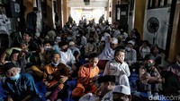 Sejumlah siswa-siswi berkebutuhan khusus mengikuti pelajaran bertemakan Ramadan di kawasan Sekolah Luar Biasa Negeri 9 (SLBN), Sunter Agung, Jakarta Utara, Senin (3/4/2023).