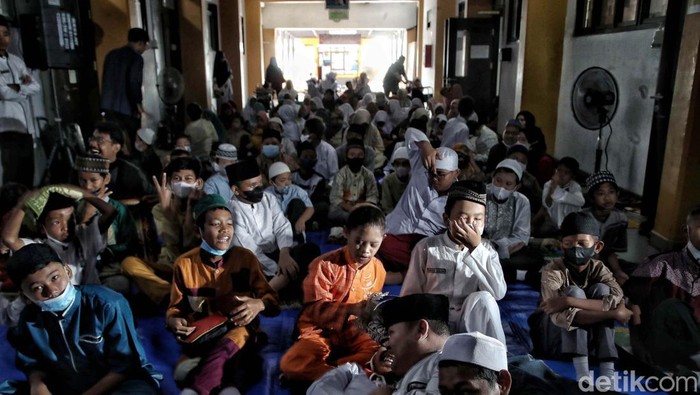 Selama bulan Ramadan, para siswa Sekolah Luar Biasa Negeri 9 (SLBN) Jakarta diberikan materi bertemakan Ramadan. Mereka belajar salat, dll.