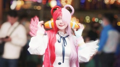 6 Potret Cosplayer Clarissa Punipun Hebohkan Malaysia di Event One Piece