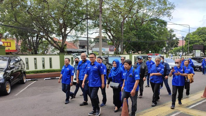 DPC Demokrat Bandung saat mendatangi PN Bandung, Senin (3/4/2023).