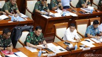 Panglima TNI Laksamana Yudo Margono, Wakil Menteri Pertahanan Muhammad Herindra, dan Komisi I DPR menggelar rapat membahas hibah kendaraan taktis (rantis) Bushmaster Protected Mobility Vehicle (BPMV) dari Pemerintah Australia. Rapat berlangsung di Kompleks Parlemen, Senayan, Jakarta, Senin (3/4/2023).
