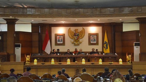 DPRD Bali memberi tanggapan terkait pendapat Gubernur terhadap Ranperda tentang Penyelenggaraan Ketertiban Umum, Ketentraman Masyarakat dan Perlindungan Masyarakat saat Rapat Paripurna ke-9, Senin (3/4/2023). (dok. DPRD Prov Bali)