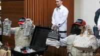 KPK memamerkan barang sitaan seperti tas Dior sampai LV hingga duit miliaran rupiah dalam konferensi pers penahanan Rafael Alun Trisambodo di gedung KPK, Jakarta, Senin (3/4/2023). 