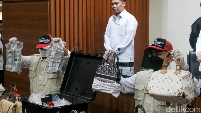 Puluhan tas branded seperti Christian Dior hingga Louis Vuitton (LV) beserta duit miliaran rupiah ikut dipamerkan KPK dalam gelar kasus eks Ditjen Pajak Rafael Alun Trisambodo.