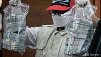 Selain itu, penyidik juga menunjukkan uang yang disita dalam kasus tersebut. Duit berupa pecahan dolar AS yang dimiliki Rafael diduga hasil gratifikasi dari sejumlah wajib pajak. 