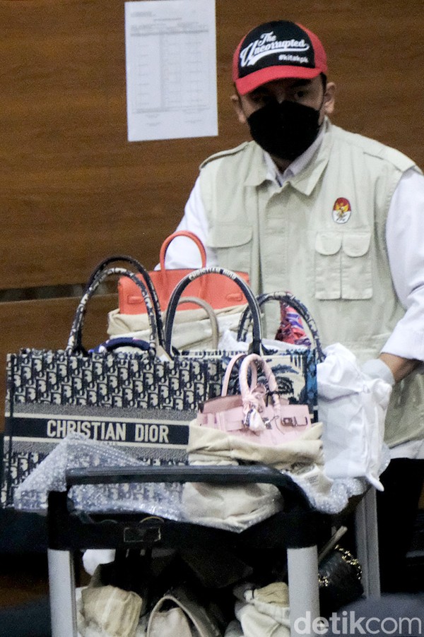 OTT KPK, Ada Barang Bukti Sepatu Branded Louis Vuitton Milik Yana