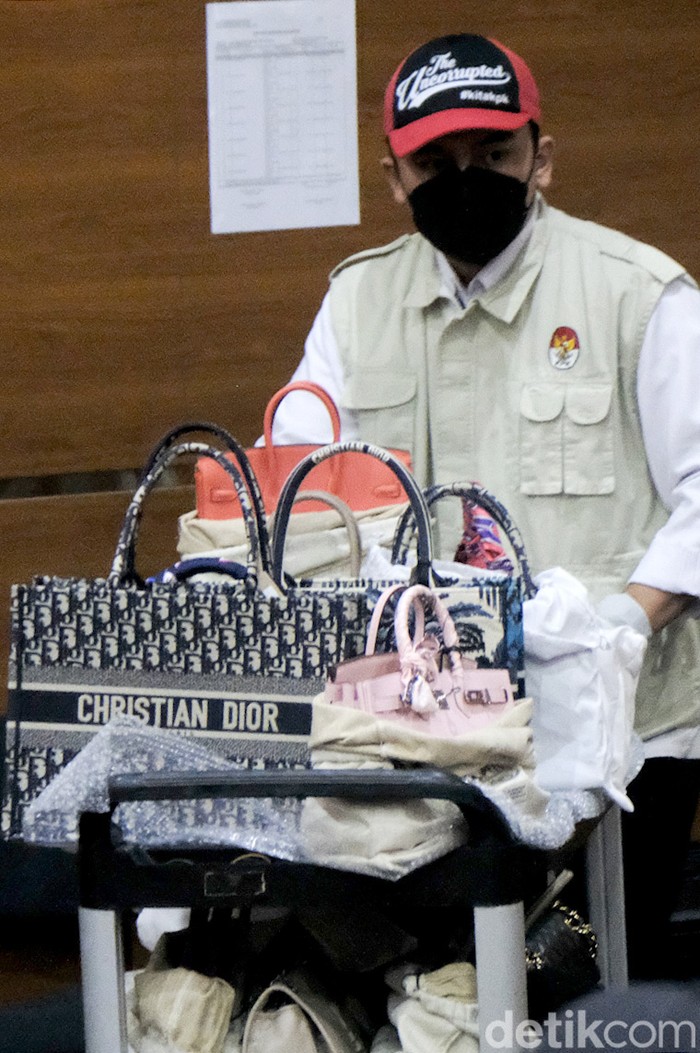 Puluhan tas branded seperti Christian Dior hingga Louis Vuitton (LV) beserta duit miliaran rupiah ikut dipamerkan KPK dalam gelar kasus eks Ditjen Pajak Rafael Alun Trisambodo.