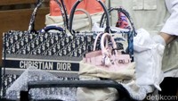 Ada 30 tas branded yang disita KPK pada kasus Rafael. Tas-tas ini diakui adalah milik istri Rafael yang bermerek seperti LV, Dior, dan Gucci. 