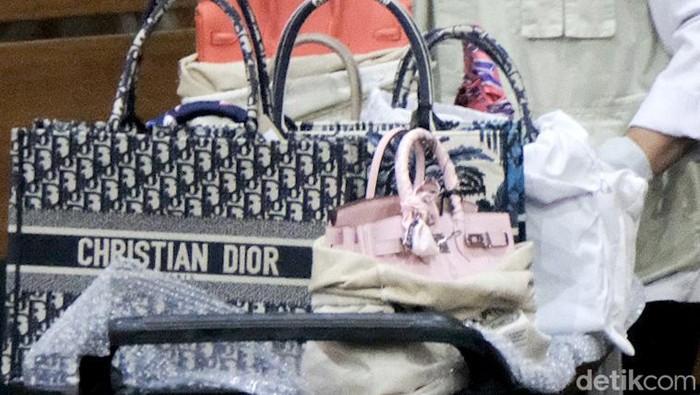 Puluhan tas branded seperti Christian Dior hingga Louis Vuitton (LV) beserta duit miliaran rupiah ikut dipamerkan KPK dalam gelar kasus eks Ditjen Pajak Rafael Alun Trisambodo.