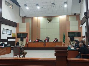 Hakim Tegur Fatia Duduk di Kursi Pengacara Haris Azhar: Saudara Tidak Etis
