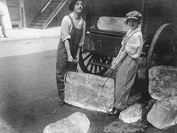 Foto Jadul Abadikan Momen Mencengangkan Zaman Dulu, Bikin Melotot!