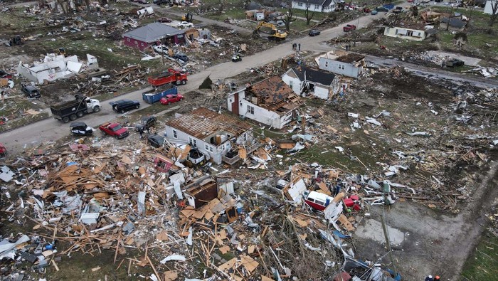 Children play next to a puppy outside of a destroyed home, two days after a tornado hit Sullivan, Indiana, U.S., April 2, 2023.  REUTERS/Jon Cherry