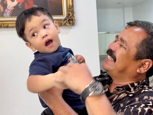 Reaksi Gala Sky Digendong Pak Ansori, Penyelamat Kecelakaan Maut