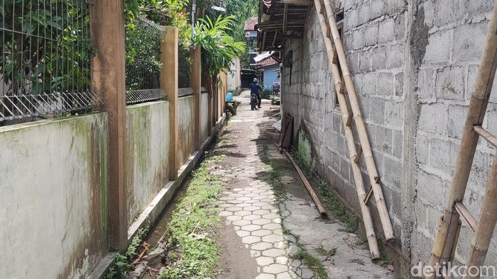 Gang sempit di Padukuhan Nogosaren, Gamping, Sleman, lokasi sedan silver memaksa lewat dan berujung diteriaki maling. Difoto Senin (3/4/2023).