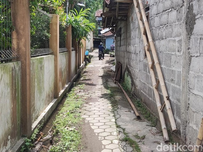 Gang sempit di Padukuhan Nogosaren, Gamping, Sleman, lokasi sedan silver memaksa lewat dan berujung diteriaki maling. Difoto Senin (3/4/2023).
